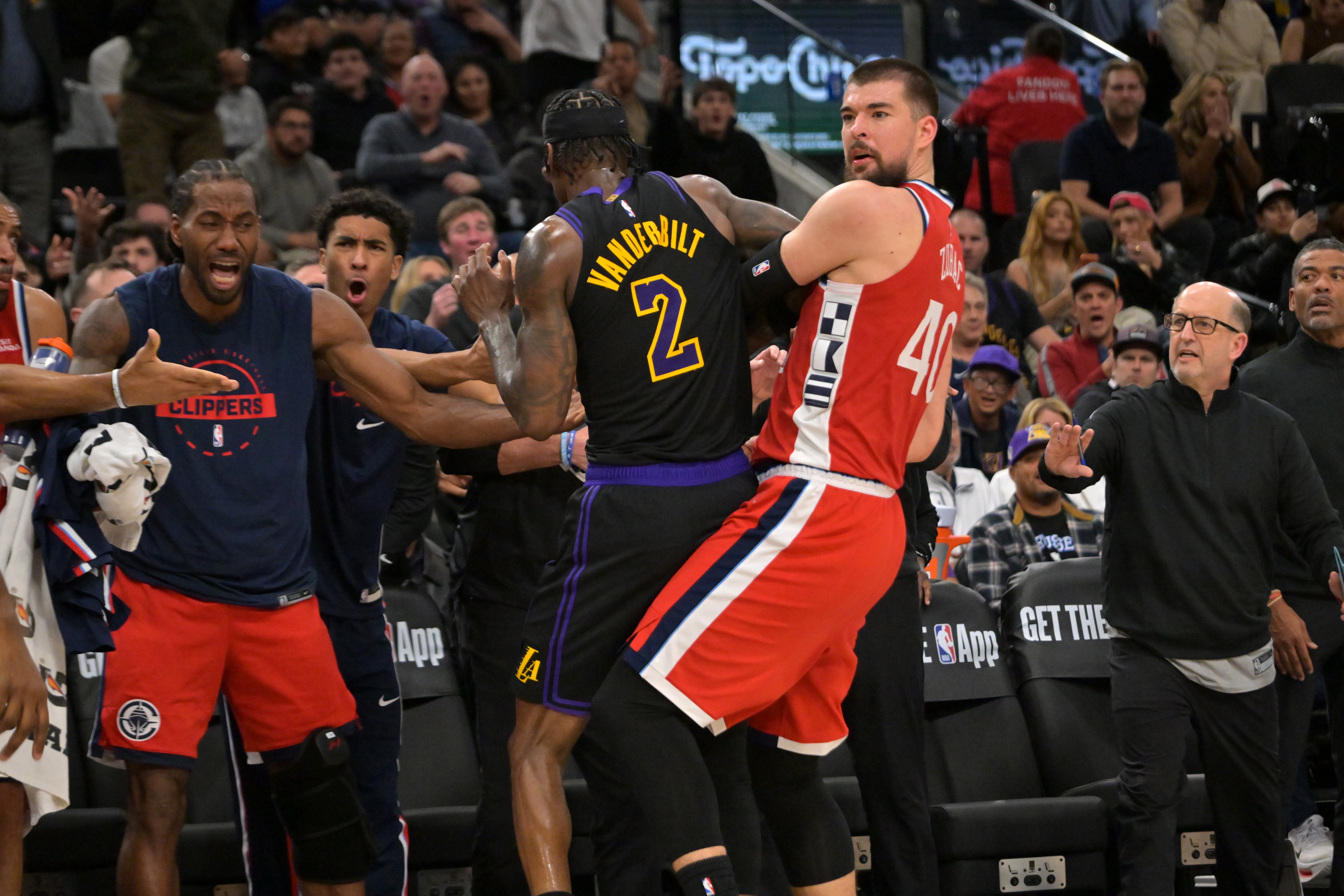 开云综合服务-机器人都急了！范德彪&amp;祖巴茨冲突时 情绪稳定的小卡难得面目狰狞