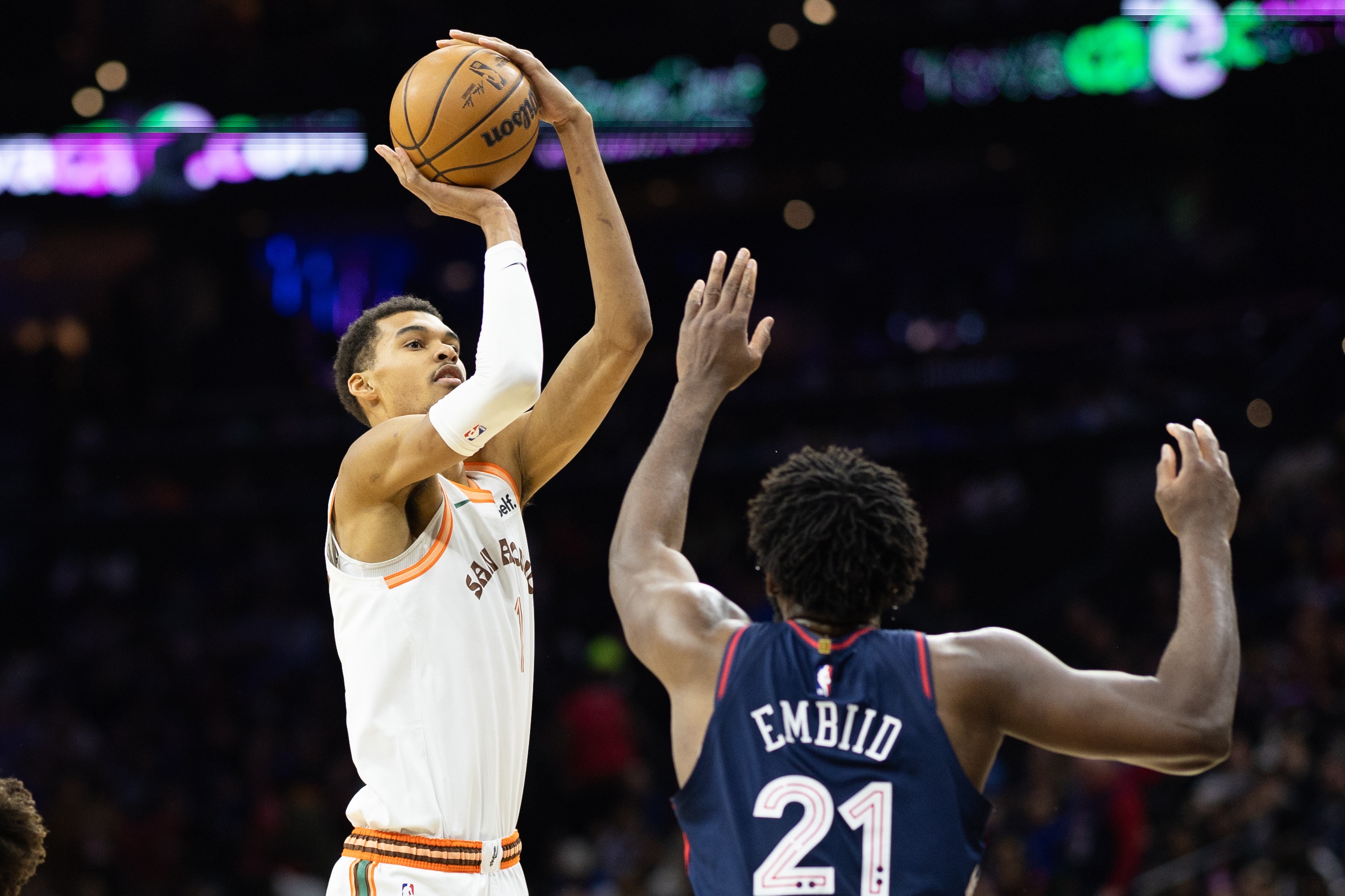 开云品牌-大帝VS外星人！恩比德此前两战文班保持全胜 前者擅攻后者能防